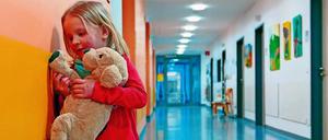 Viele Public-Value-Inhalte – wie die kontroverse Dokumentation „Elternschule“ – erreichen durch ihre späte Programmierung nur noch eine Minderheit der arbeitenden Bevölkerung. Ansonsten setzen ARD und ZDF nicht anders als die kommerziellen Sender auf Massentauglichkeit, kritisiert Thomas Dittrich vom Wirtschaftsrat der CDU.