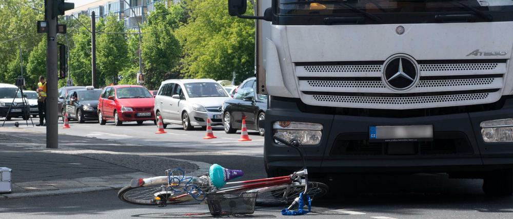 Ein Fahrrad liegt im Mai 2019 vor einem Lkw an der Kreuzung Josef-Orlopp-Straße/Möllendorffstraße in Berlin. Beim Abbiegen nach rechts erfasste der 13,5 Tonner eine Radfahrerin. Sie wurde bei dem Zusammenstoß lebensgefährlich verletzt.
