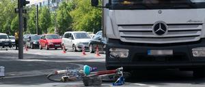 Ein Fahrrad liegt im Mai 2019 vor einem Lkw an der Kreuzung Josef-Orlopp-Straße/Möllendorffstraße in Berlin. Beim Abbiegen nach rechts erfasste der 13,5 Tonner eine Radfahrerin. Sie wurde bei dem Zusammenstoß lebensgefährlich verletzt.