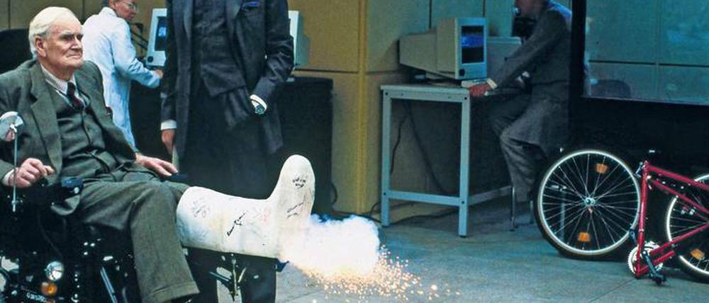 Funktioniert. In dem 007-Film „Golden Eye“ überprüfen James Bond (Pierce Brosnan, rechts) und Q (Desmond Llewelyn) die Feuerkraft eines angeblichen Gipsbeins. Derartige Übungen wird es vermutlich beim BND nicht geben. 