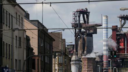 Wohnhäuser vor Fabrikgebäuden in Duisburg. 