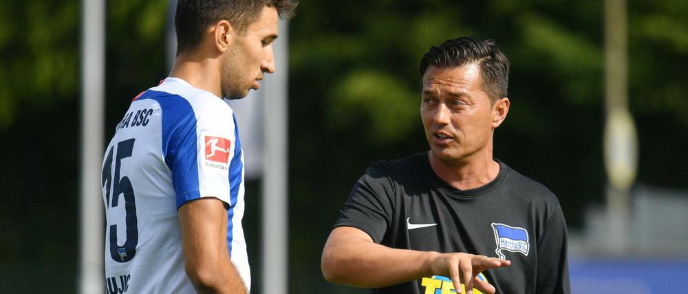 Mit dem Serben Grujic kann sich Trainer Covic (rechts) in dessen Muttersprache unterhalten. 