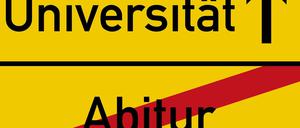 Auf einem Ortsschuld ist das Wort Abitur durchgestrichen, der Pfeil zeigt in Richtung Universität.