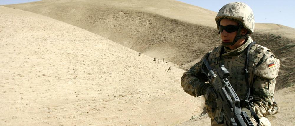 Ein deutsche Soldat der schnellen Eingreiftruppe im Marmal-Gebirge bei Masar-i-Scharif, Afghanistan.