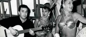 Von Rio nach Rom. João Gilberto mit talienischen Tänzerinnnen, 1963 in der italienischen Hauptstadt.