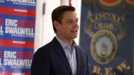 Eric Swalwell erklärt bei einer Pressekonferenz, dass er aus dem Rennen um das Weiße Haus aussteigt.