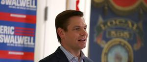 Eric Swalwell erklärt bei einer Pressekonferenz, dass er aus dem Rennen um das Weiße Haus aussteigt.
