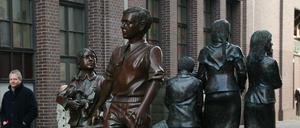 Denkmal. Am Bahnhof Friedrichstraße erinnert eine Skulptur an die Rettung.
