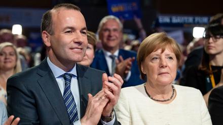 Manfred Weber (CSU), Spitzenkandidat der EVP bei der Europawahl 2019, und Bundeskanzlerin Angela Merkel (CDU) nehmen an der gemeinsamen Abschlusskundgebung zur Europawahl von EVP, CDU und CSU teil.