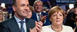 Manfred Weber (CSU), Spitzenkandidat der EVP bei der Europawahl 2019, und Bundeskanzlerin Angela Merkel (CDU) nehmen an der gemeinsamen Abschlusskundgebung zur Europawahl von EVP, CDU und CSU teil.