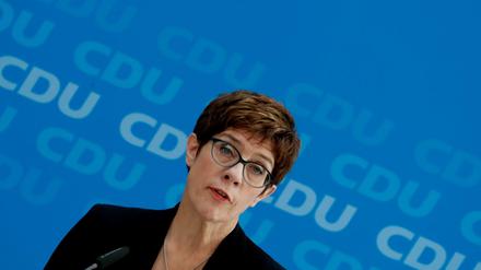CDU-Chefin Annegret Kramp-Karrenbauer hat die SPD in der Causa Leyen gewarnt, die Koalition nicht " maximal" zu belasten.
