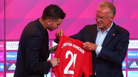 Hoffnungsträger. Karl-Heinz Rummenigge stellt voller Stolz Lucas Hernandez vor.