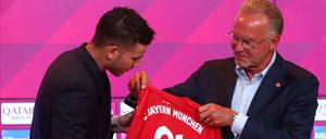Hoffnungsträger. Karl-Heinz Rummenigge stellt voller Stolz Lucas Hernandez vor. 