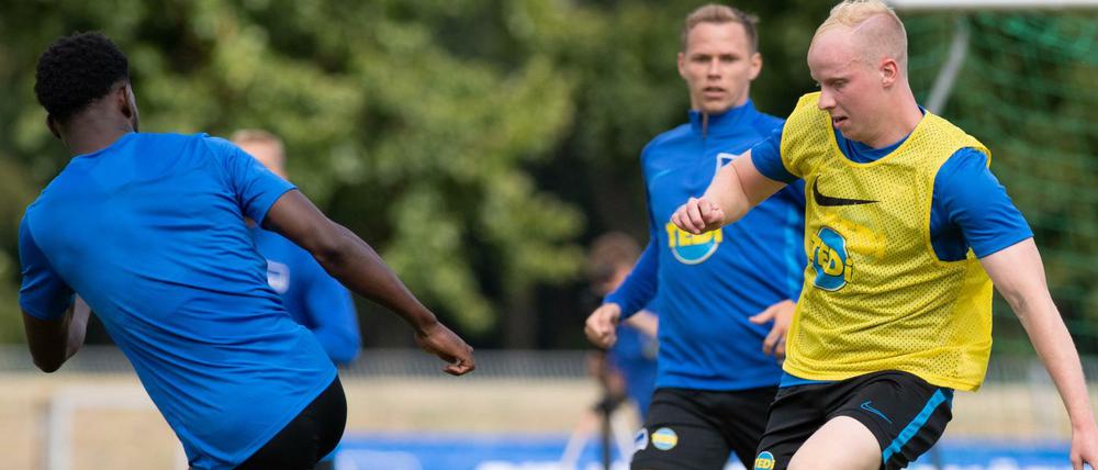 In Ungnade gefallen. Dennis Jastrzembski steht bei Hertha BSC vor dem Absprung.