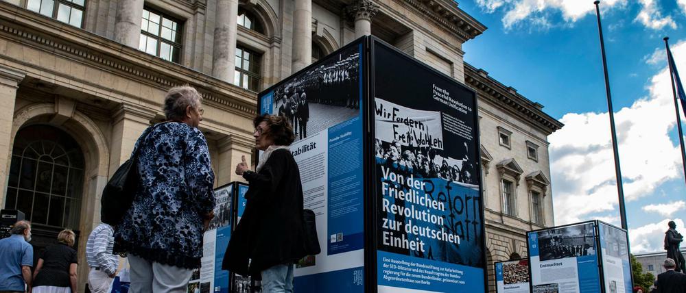 "Von der Friedlichen Revolution zur deutschen Einheit" heißt die kleine Ausstellung vor dem Berliner Abgeordnetenhaus.