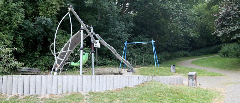 In der Nähe dieses Spielplatzes ist eine junge Frau von einer Gruppe Jugendlicher überfallen und sexuell missbraucht worden. Das Opfer kam verletzt ins Krankenhaus. 