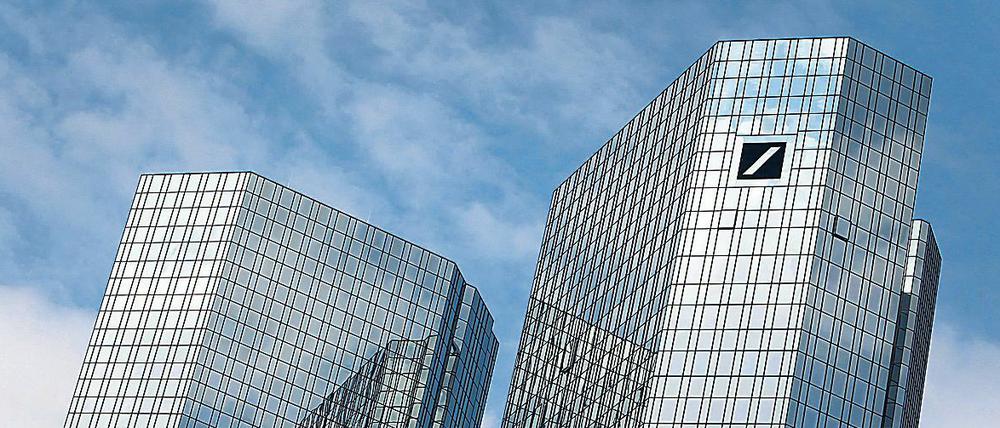 Die Deutsche Bank (hier die Zentrale in Frankfurt am Main) wird im Zuge des Umbaus sehr viel kleiner werden.