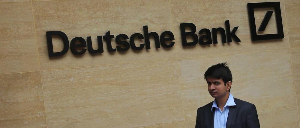 Ein Mann trägt eine Box aus der Deutschen Bank in London.