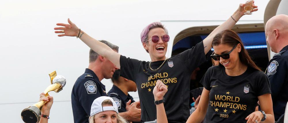 Megan Rapinoe (Mitte) bei der Ankunft in den USA.