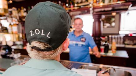 Kontrollen durch den Zoll zur Einhaltung des Mindestlohns gibt es viel zu selten. 