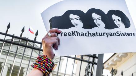 Freiheit für die Schwestern: Vor der russischen Botschaft in Warschau und an verschiedenen anderen Orten gab es Proteste.