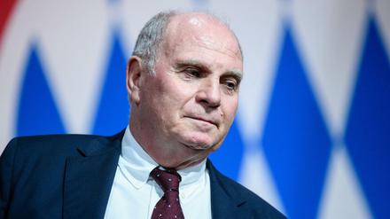 Im Dilemma: Uli Hoeneß und der FC Bayern konnten bisher nicht die gewünschten großen Transfers vermelden.