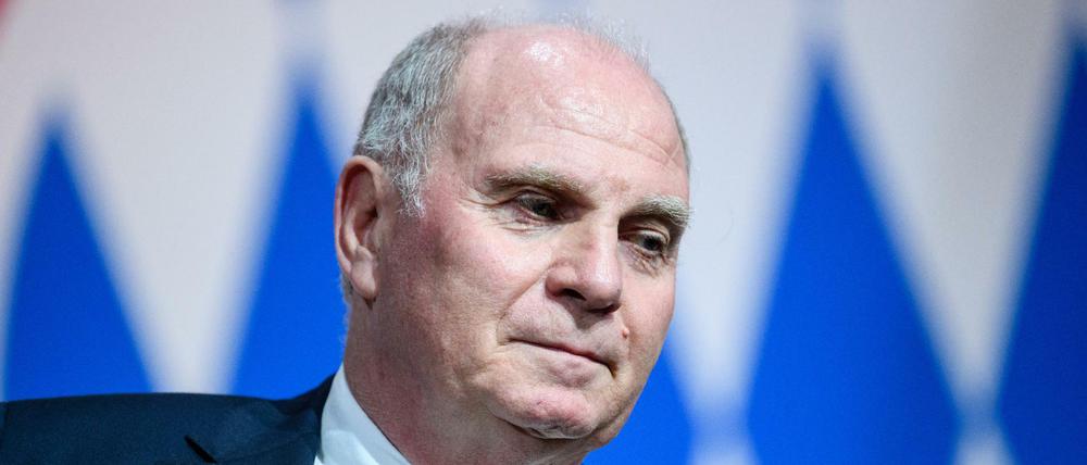 Im Dilemma: Uli Hoeneß und der FC Bayern konnten bisher nicht die gewünschten großen Transfers vermelden.