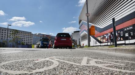 Falschparker in der Tamara-Danz-Straße in Berlin-Friedrichshain. Die Autos parken verkehrswidrig auf dem Radweg.