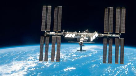 Viele Sonnenflügel, aber keine Vogelflug-Forschung: Der Icarus-Computer auf der Internationalen Raumstation (ISS) kann nicht gekühlt werden und wurde deshalb wieder heruntergefahren.