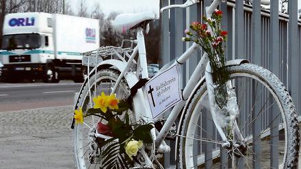 Ein Geisterfahrrad steht am Straßenrand, um an einen tödlichen Unfall zu erinnern.