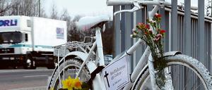 Ein Geisterfahrrad steht am Straßenrand, um an einen tödlichen Unfall zu erinnern.