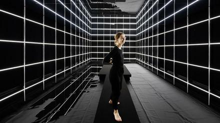 Licht, Raum und Zeit: Jacqueline Hen, Studentin bei Gabi Schillig in der Klasse Raumbezogenes Entwerfen und Ausstellungsgestaltung, gewann im Juni mit ihrer Meisterschülerarbeit den International Light Art Award 2019. Hen verwendet Licht als künstlerisches Material und setzt es so ein, dass die gewohnte Wahrnehmung von Raum und Zeit aufgelöst wird. Während des Rundgangs ist ihre preisgekrönte Arbeit Teil der Ausstellung „EXIT“ im Medienhaus, Grunewaldstraße 2–5.