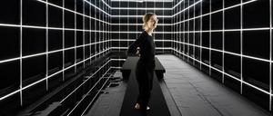 Licht, Raum und Zeit: Jacqueline Hen, Studentin bei Gabi Schillig in der Klasse Raumbezogenes Entwerfen und Ausstellungsgestaltung, gewann im Juni mit ihrer Meisterschülerarbeit den International Light Art Award 2019. Hen verwendet Licht als künstlerisches Material und setzt es so ein, dass die gewohnte Wahrnehmung von Raum und Zeit aufgelöst wird. Während des Rundgangs ist ihre preisgekrönte Arbeit Teil der Ausstellung „EXIT“ im Medienhaus, Grunewaldstraße 2–5.