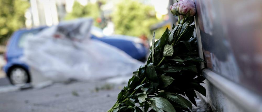 Ein Blumenstrauß liegt an einer Unfallstelle.