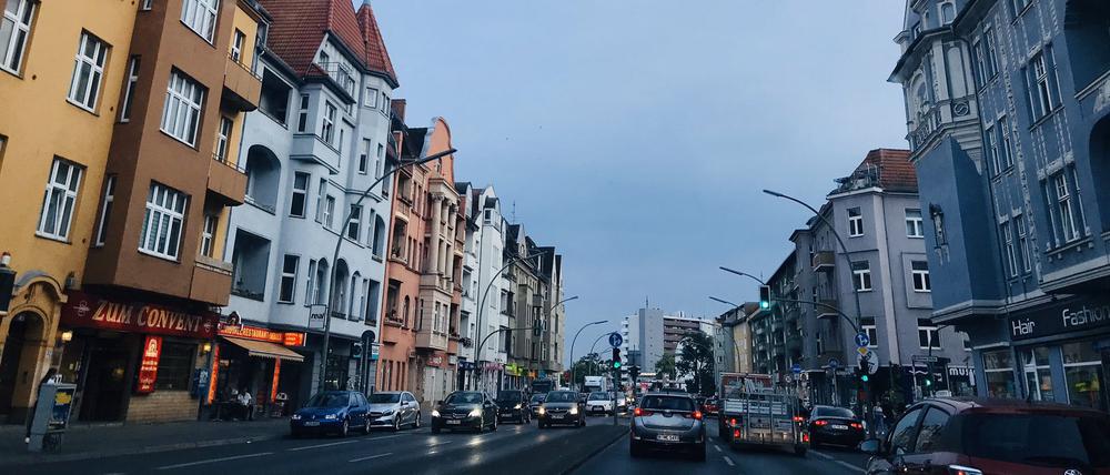 54.000 Autos, zig Buslinien. Die Klosterstraße ist eng: Es gibt nicht mal Platz für Bäume.