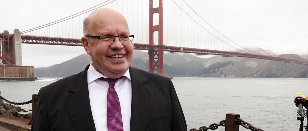 Bundeswirtschaftsminister Peter Altmaier (CDU) steht vor der Golden Gate Bridge.