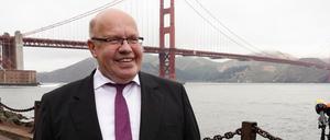 Bundeswirtschaftsminister Peter Altmaier (CDU) steht vor der Golden Gate Bridge.