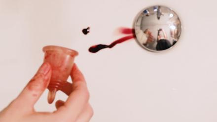 Szene aus „Let’s Talk About…“: Eine Menstruationstasse wird in den Abfluss ausgekippt.