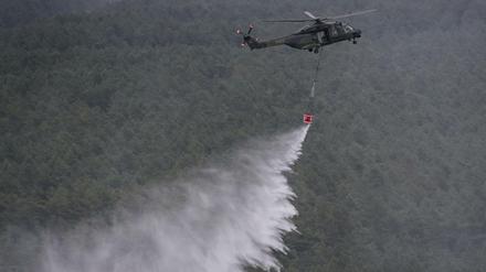 Ein Hubschrauber der Bundeswehr bei Löscharbeiten in der Nähe von Lübtheen in Mecklenburg-Vorpommern