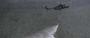 Ein Hubschrauber der Bundeswehr bei Löscharbeiten in der Nähe von Lübtheen in Mecklenburg-Vorpommern