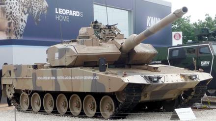 Ein Panzer vom Typ Leopard 2 A7+ auf dem Betriebsgelände von Krauss-Maffei Wegmann