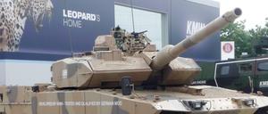 Ein Panzer vom Typ Leopard 2 A7+ auf dem Betriebsgelände von Krauss-Maffei Wegmann 