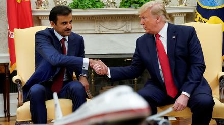 US-Präsident Donald Trump begrüßt den Emir von Katar, Scheich Tamim bin Hamad al-Thani, im Weißen Haus.