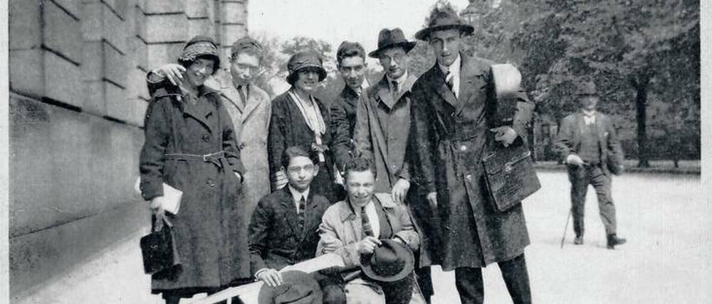 Teilnehmer des Meisterkurses von Carl Flesch im Jahre 1922 vor dem Gebäude der damaligen Musikhochschule in der Fasanenstraße.