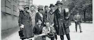 Teilnehmer des Meisterkurses von Carl Flesch im Jahre 1922 vor dem Gebäude der damaligen Musikhochschule in der Fasanenstraße.