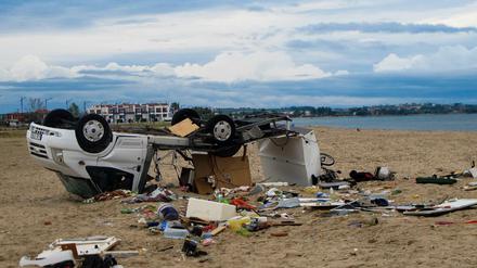 Ein umgestürztes Auto liegt an einem Strand bei dem Dorf Sozopoli in der Region Chalkidiki in Nordgriechenland.