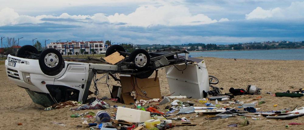 Ein umgestürztes Auto liegt an einem Strand bei dem Dorf Sozopoli in der Region Chalkidiki in Nordgriechenland.