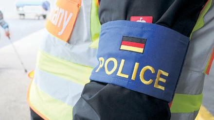 Polizist bei einer früheren Abschiebung auf dem Flughafen Halle-Leipzig