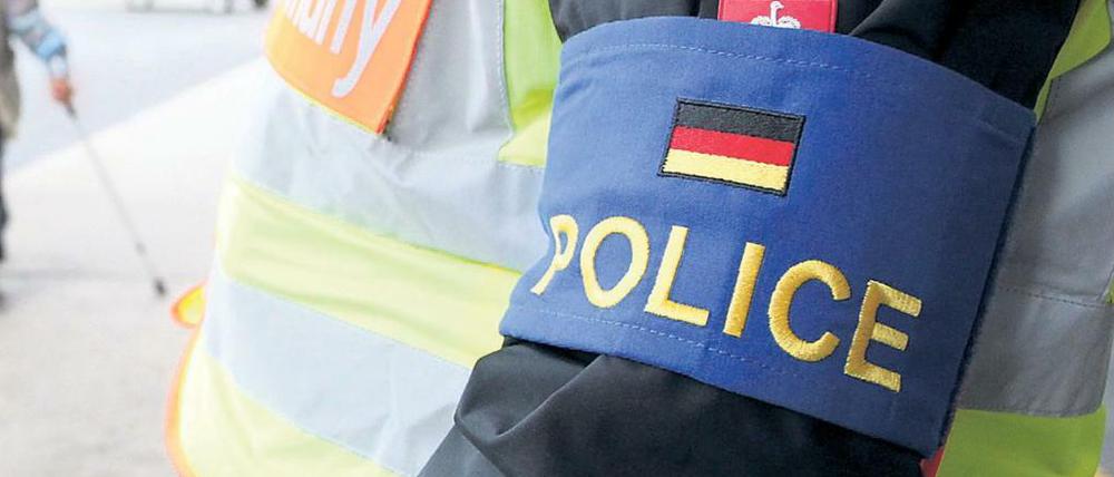 Polizist bei einer früheren Abschiebung auf dem Flughafen Halle-Leipzig