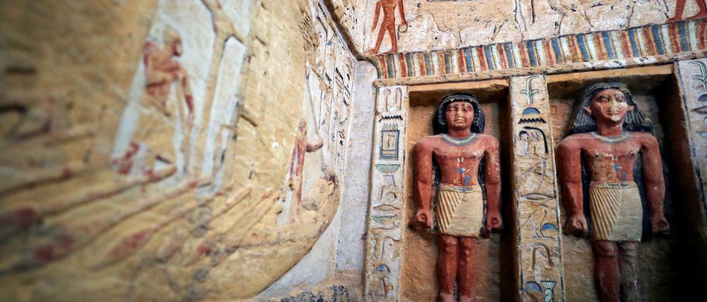 Blick in ein 4400 Jahre altes, farbig ausgemaltes Grab des Hohepriesters Wahtye, das im Dezember 2018 in Sakkara entdeckt wurde.
